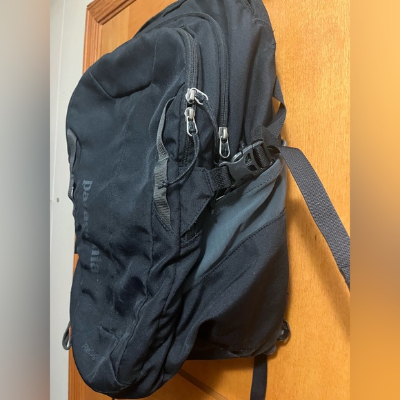 Patagonia Refugio 28L Backpack Black Hiking Daypack Laptop - Picture 3 of 9